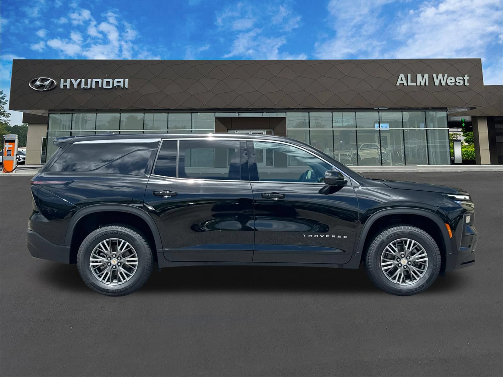 Used 2024 Chevrolet Traverse LS FWD image 4