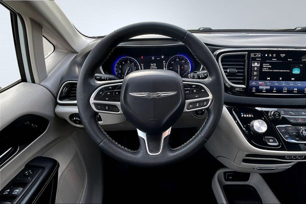 Used 2023 Chrysler Pacifica Touring-L image 9