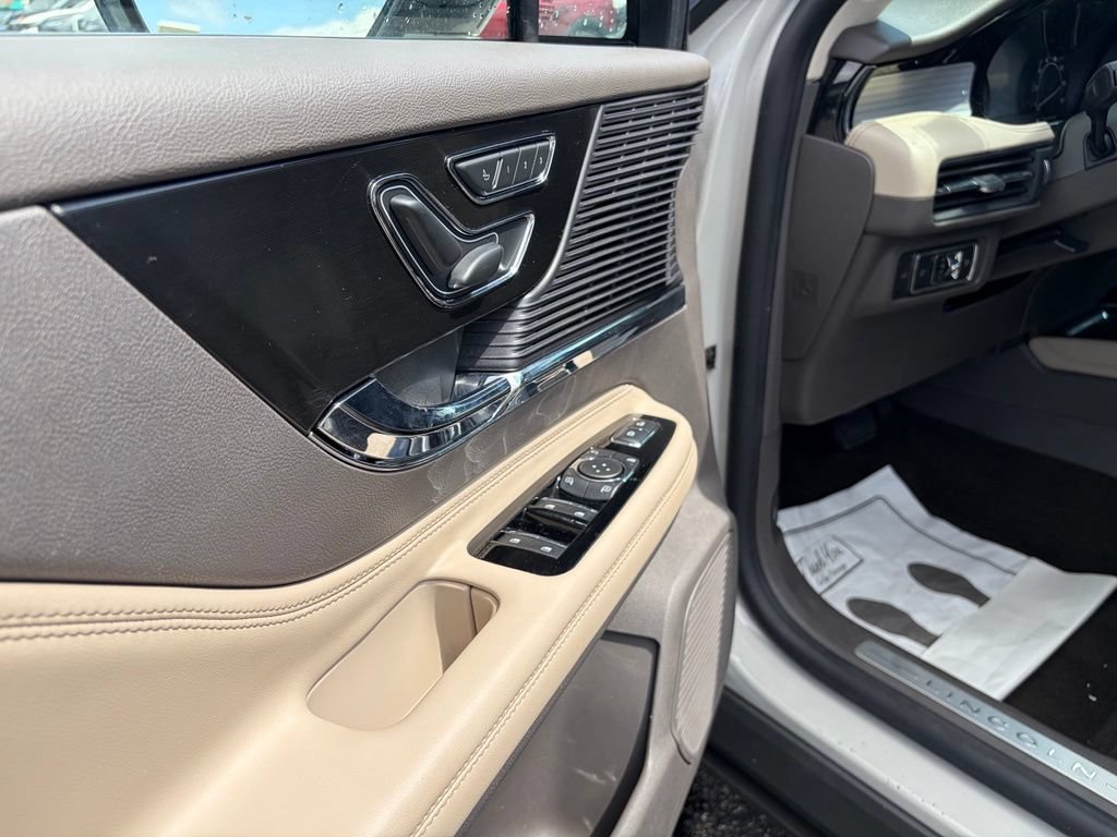 Used 2022 Lincoln Corsair AWD w/ Premium Package image 14
