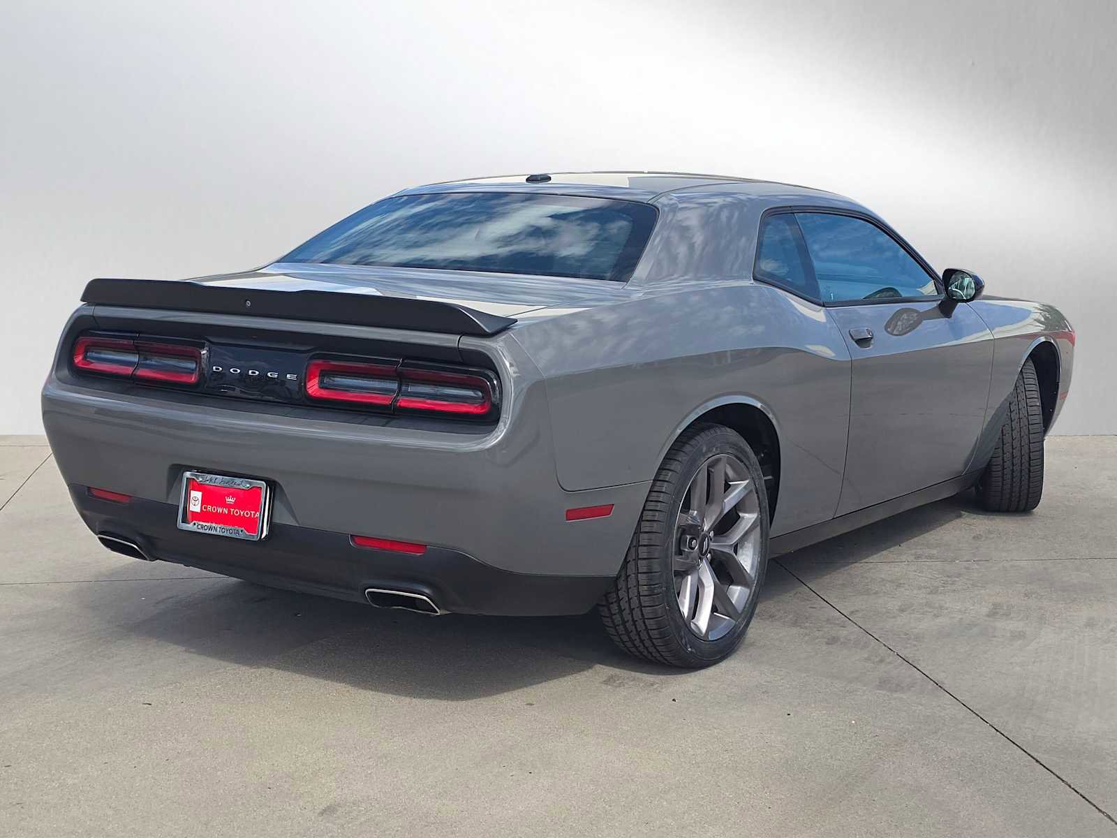 Used 2019 Dodge Challenger SXT w/ Blacktop Package RWD image 3