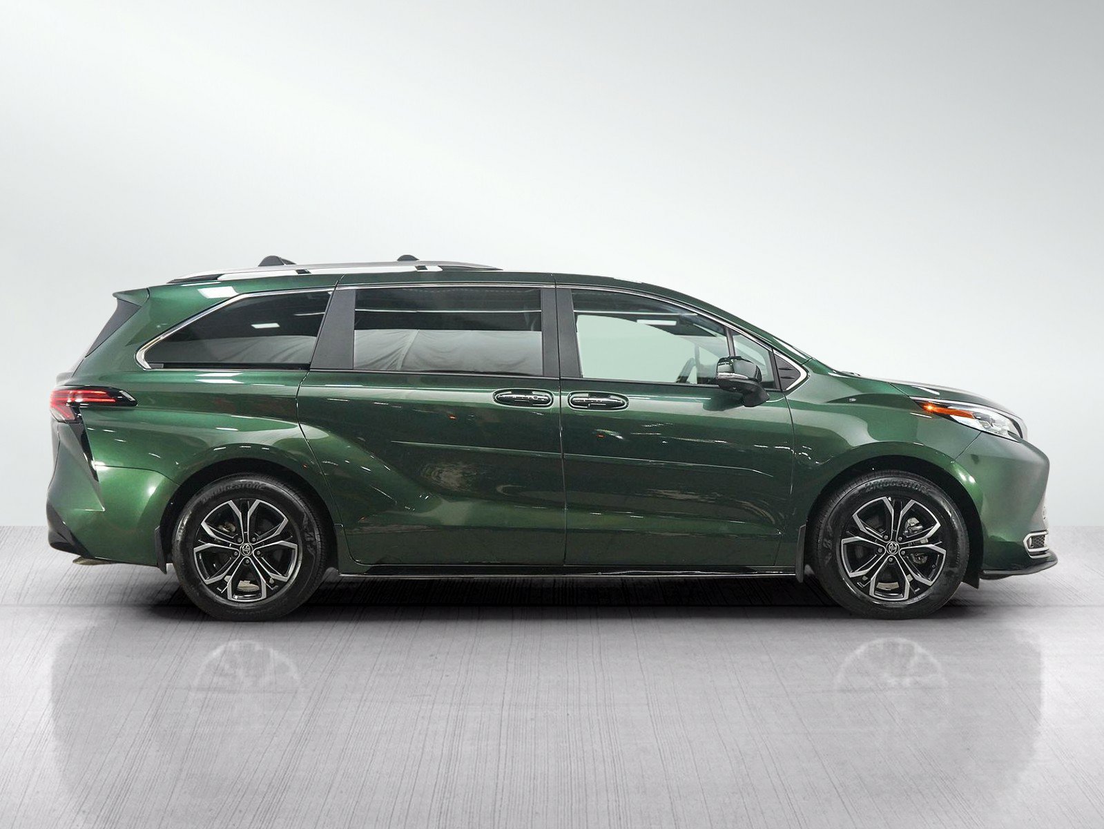 Used 2025 Toyota Sienna Platinum AWD/4WD image 6