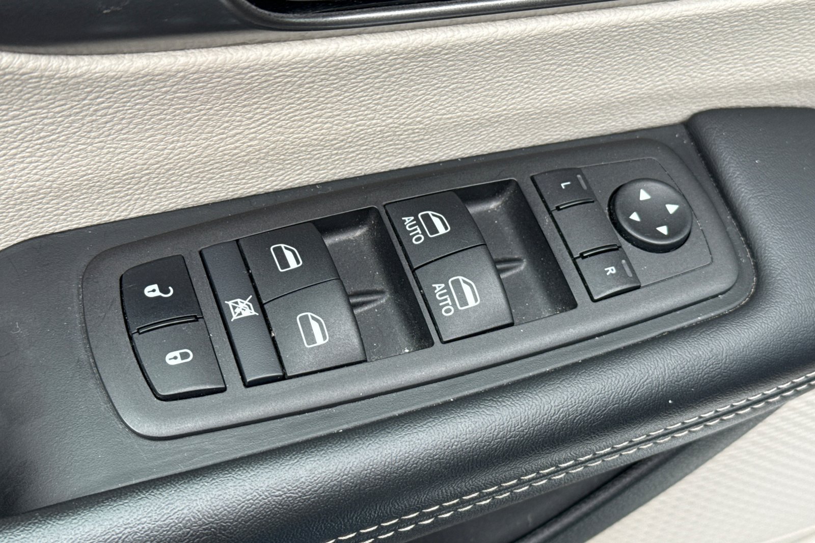Used 2024 Chrysler Pacifica Touring-L FWD image 18