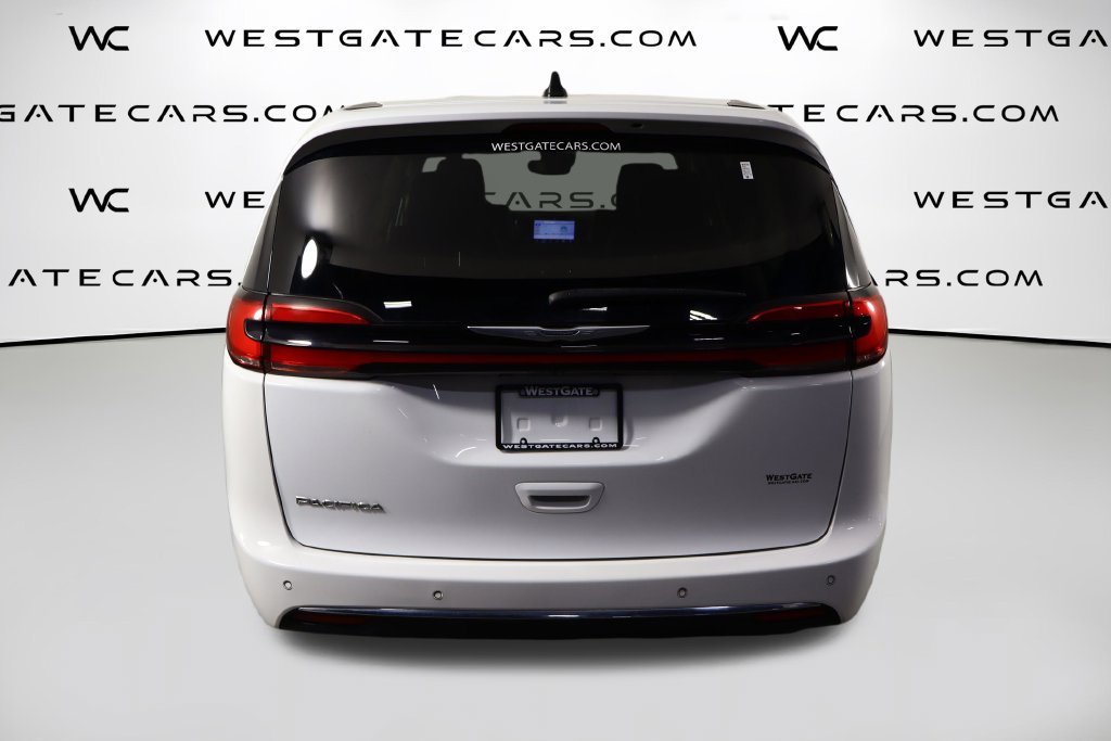 Used 2023 Chrysler Pacifica Touring-L FWD image 4