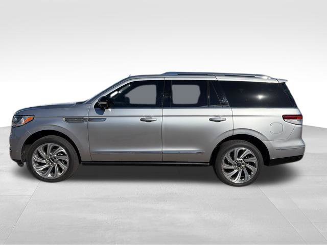 Used 2024 Lincoln Navigator Reserve AWD/4WD image 6