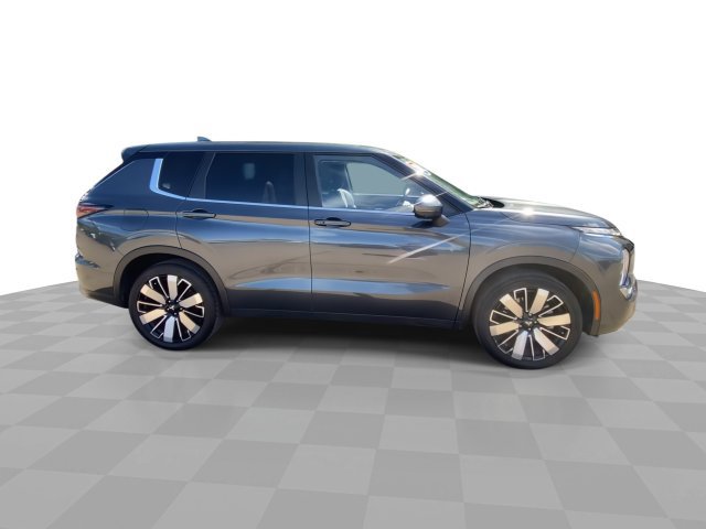 Used 2025 Mitsubishi Outlander SE FWD image 3