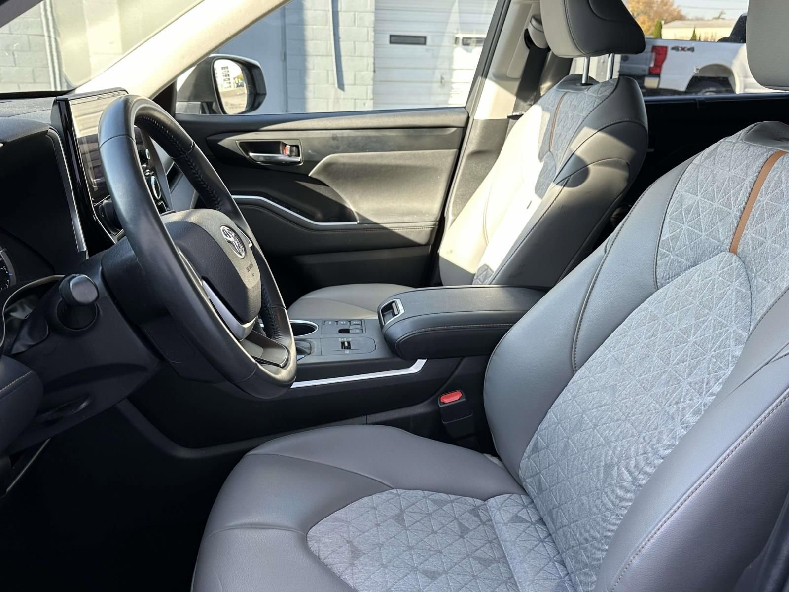 Used 2023 Toyota Highlander Bronze Edition image 9