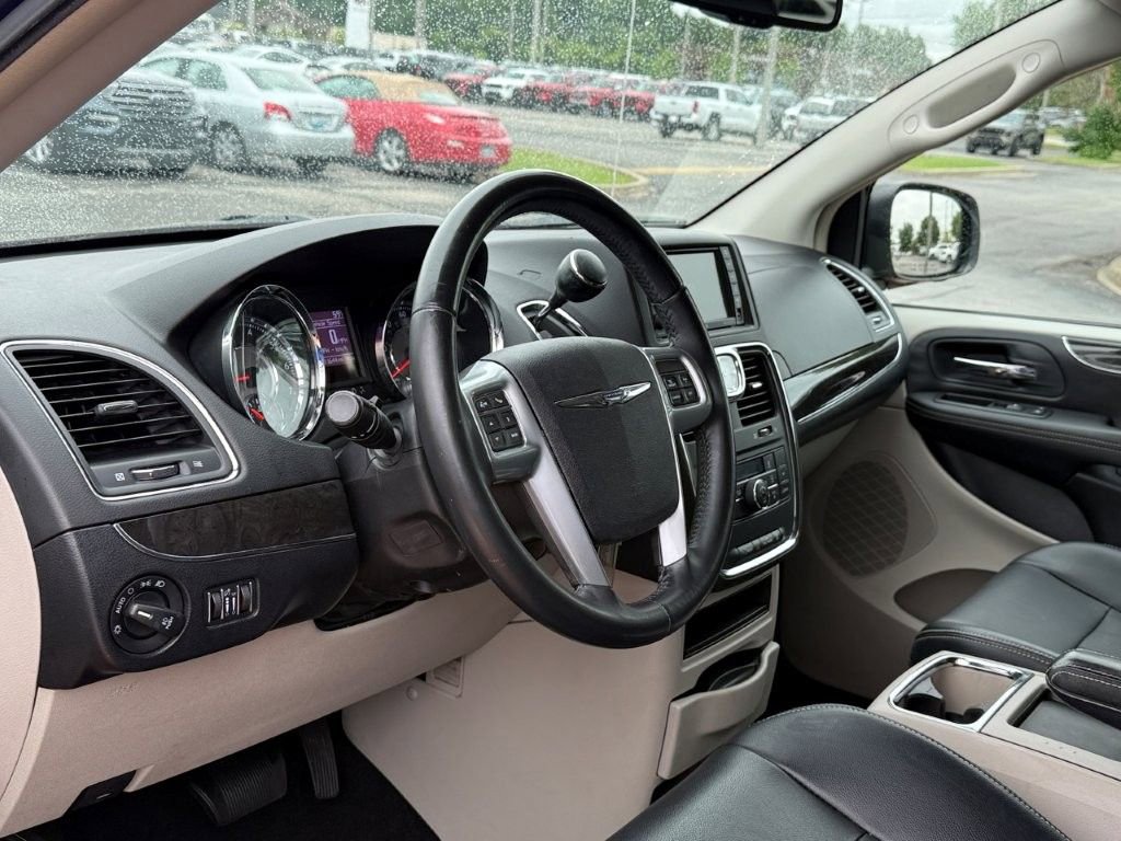 Used 2013 Chrysler Town & Country Touring FWD image 10