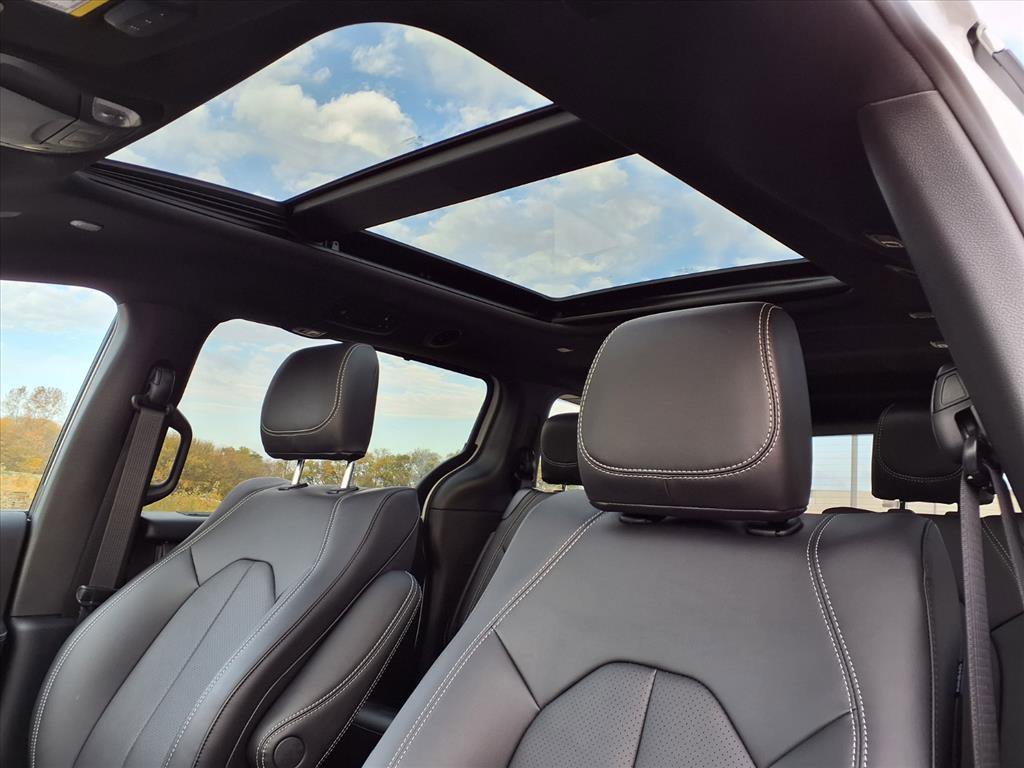 New 2026 Chrysler Pacifica Select image 5