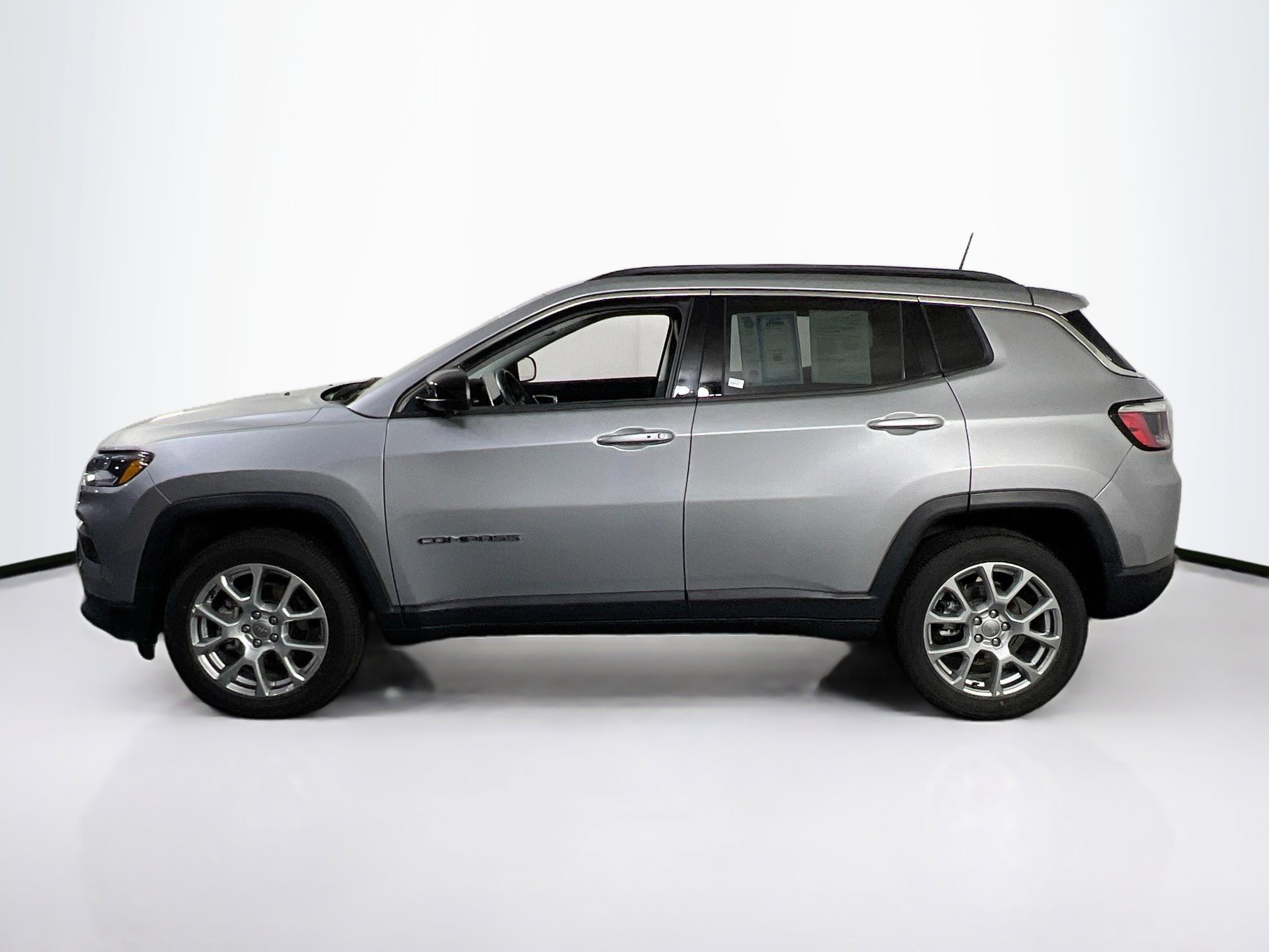 Used 2022 Jeep Compass Latitude AWD/4WD image 8