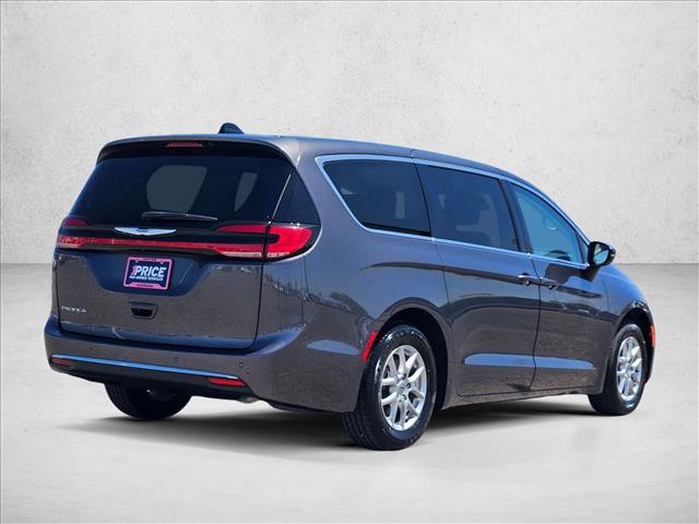 Used 2023 Chrysler Pacifica Touring-L FWD image 5