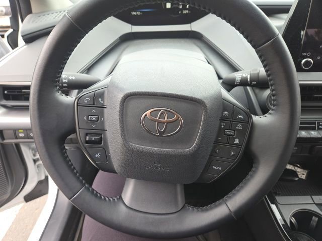 Used 2025 Toyota Prius LE FWD image 3