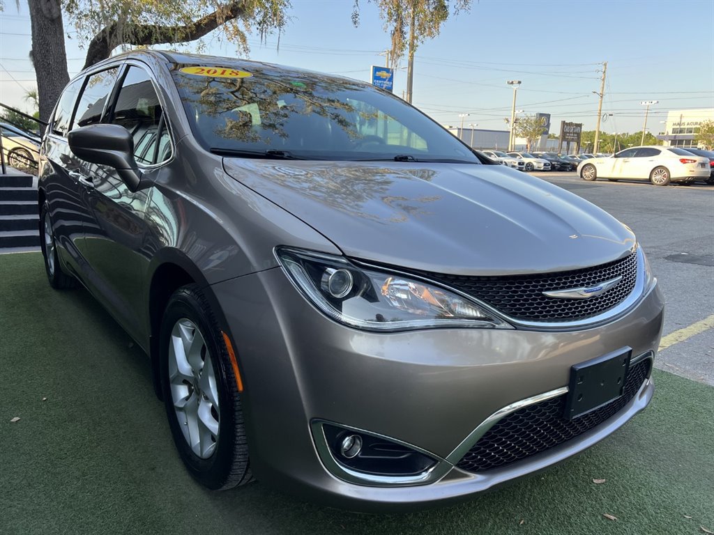 Used 2018 Chrysler Pacifica Touring Plus w/ Tire & Wheel Group FWD image 3