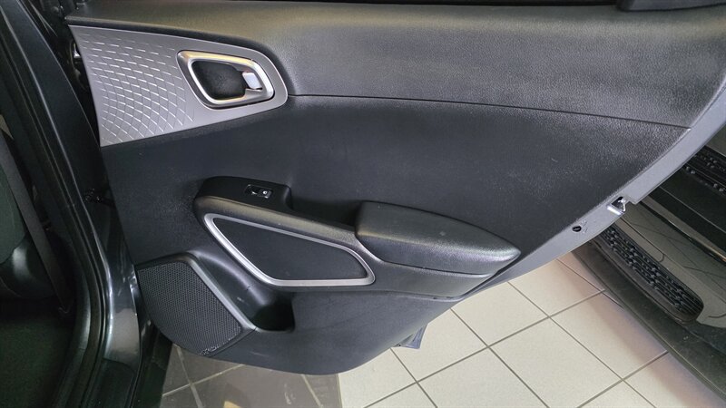 Used 2023 Kia Soul LX w/ LX Technology Package FWD image 22