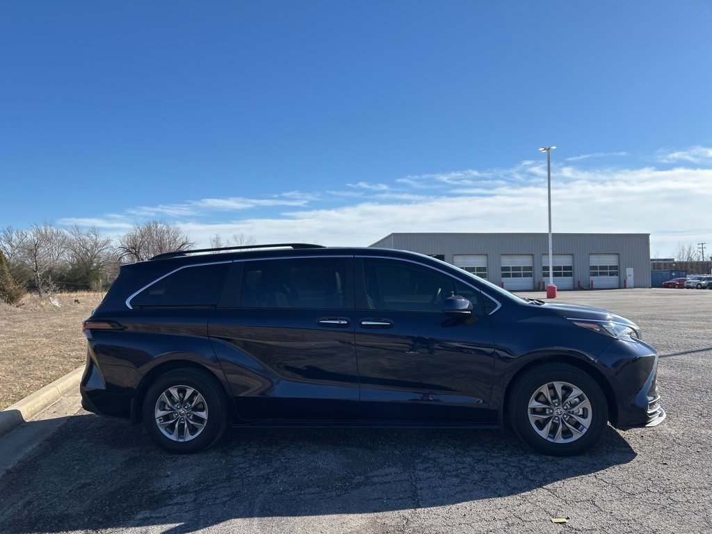 Used 2025 Toyota Sienna XLE image 4