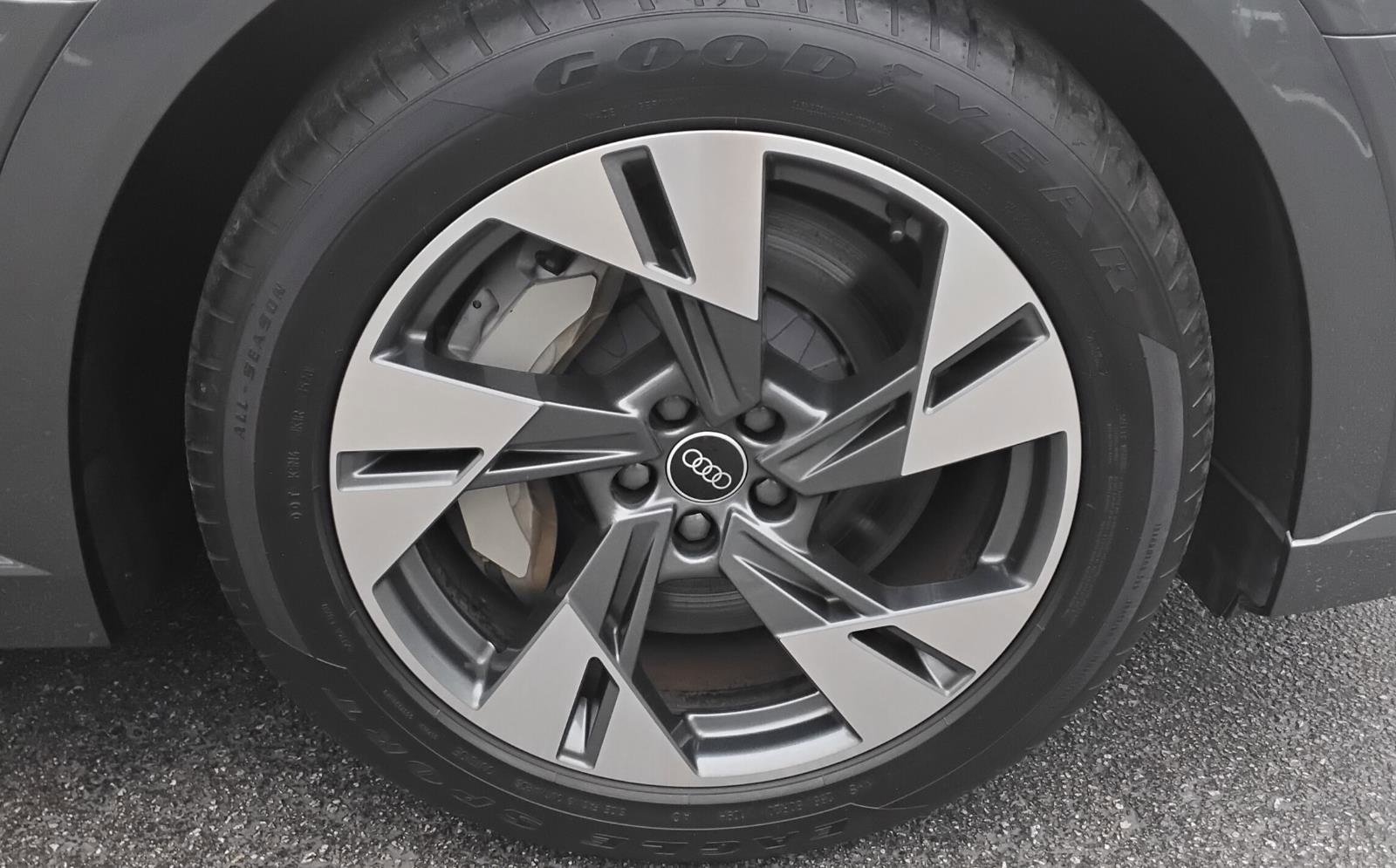 Used 2021 Audi e-tron Prestige w/ Prestige Package image 14