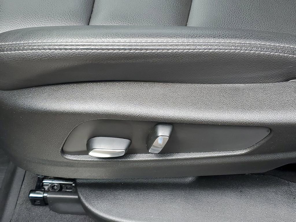 Used 2025 Cadillac XT5 Luxury w/ LPO, Floor Liner Package AWD/4WD image 6