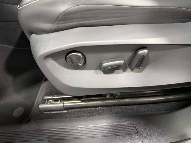 Used 2023 Volkswagen Tiguan SE w/ Panoramic Sunroof Package FWD image 12