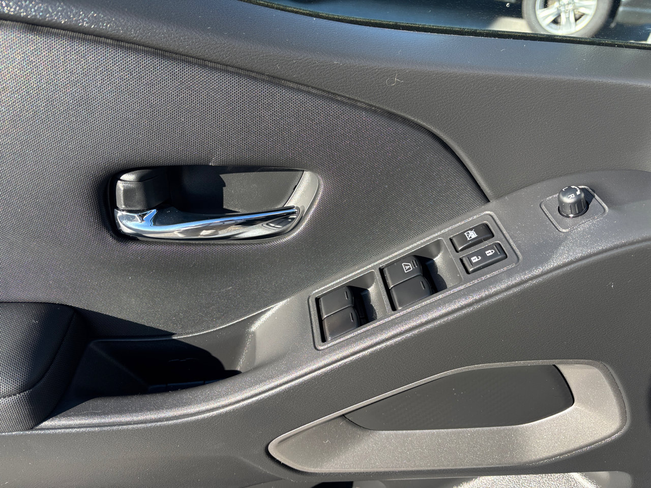 Used 2024 Nissan Frontier SV image 9