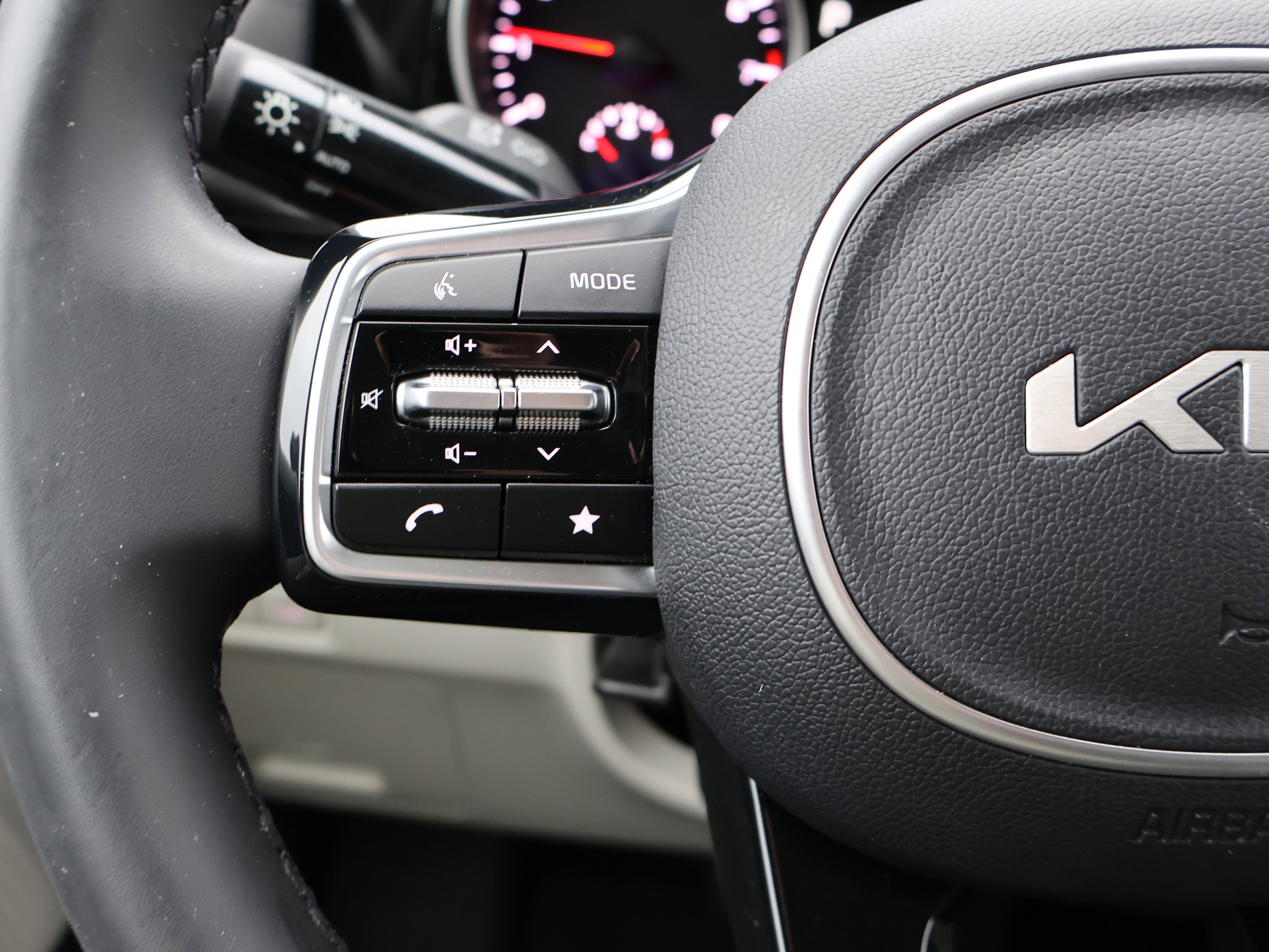 Used 2022 Kia Carnival EX image 31