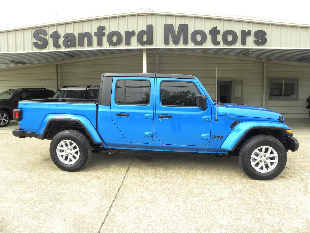 Used 2023 Jeep Gladiator Sport AWD/4WD image 3