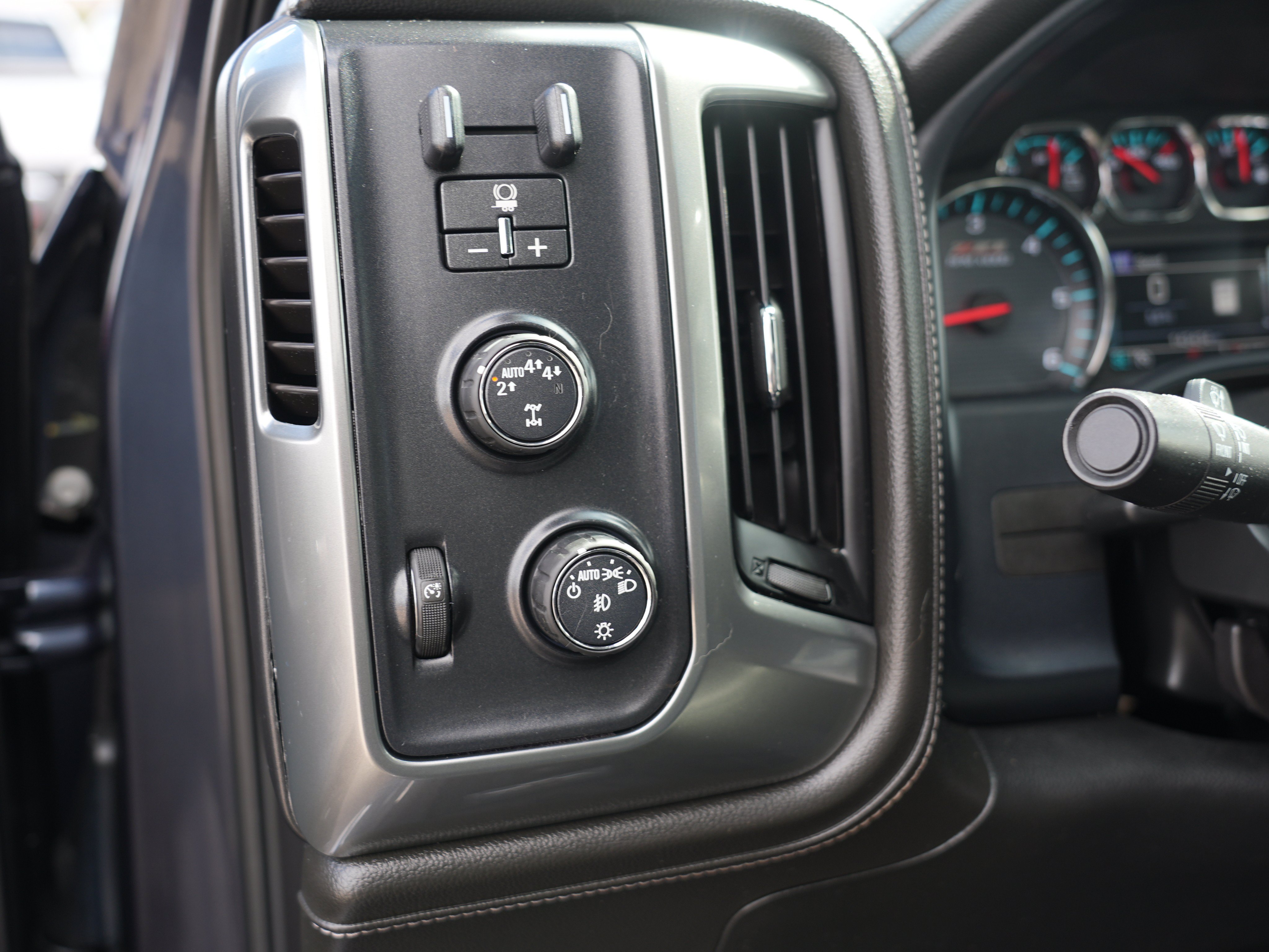 Used 2018 Chevrolet Silverado 1500 LTZ Z71 w/ Centennial Edition AWD/4WD image 16