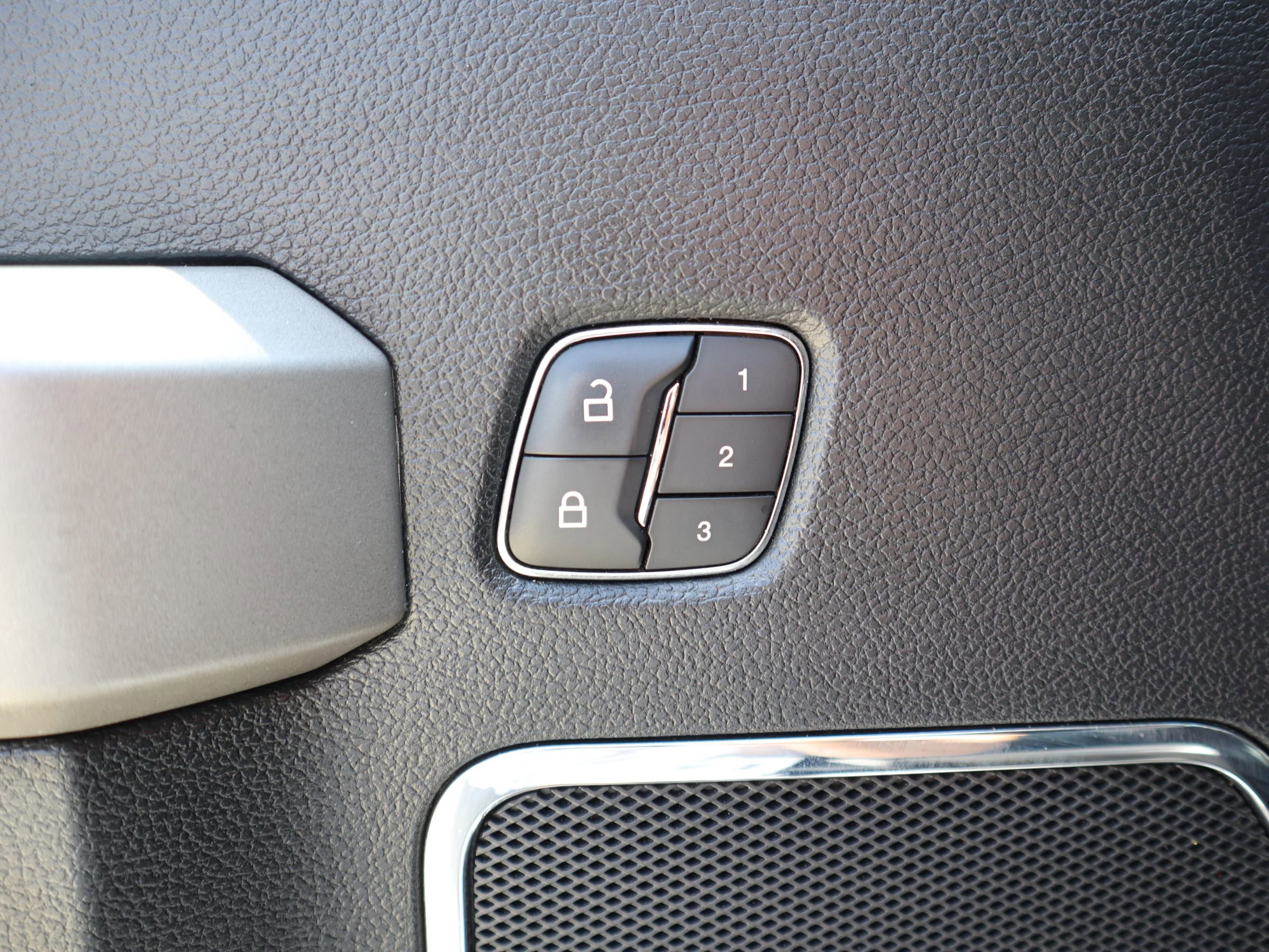 Used 2019 Ford F250 Lariat w/ Chrome Package image 23