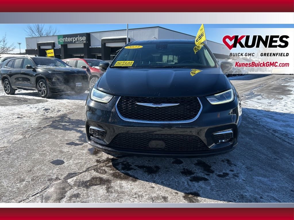 Used 2023 Chrysler Pacifica Touring-L image 14