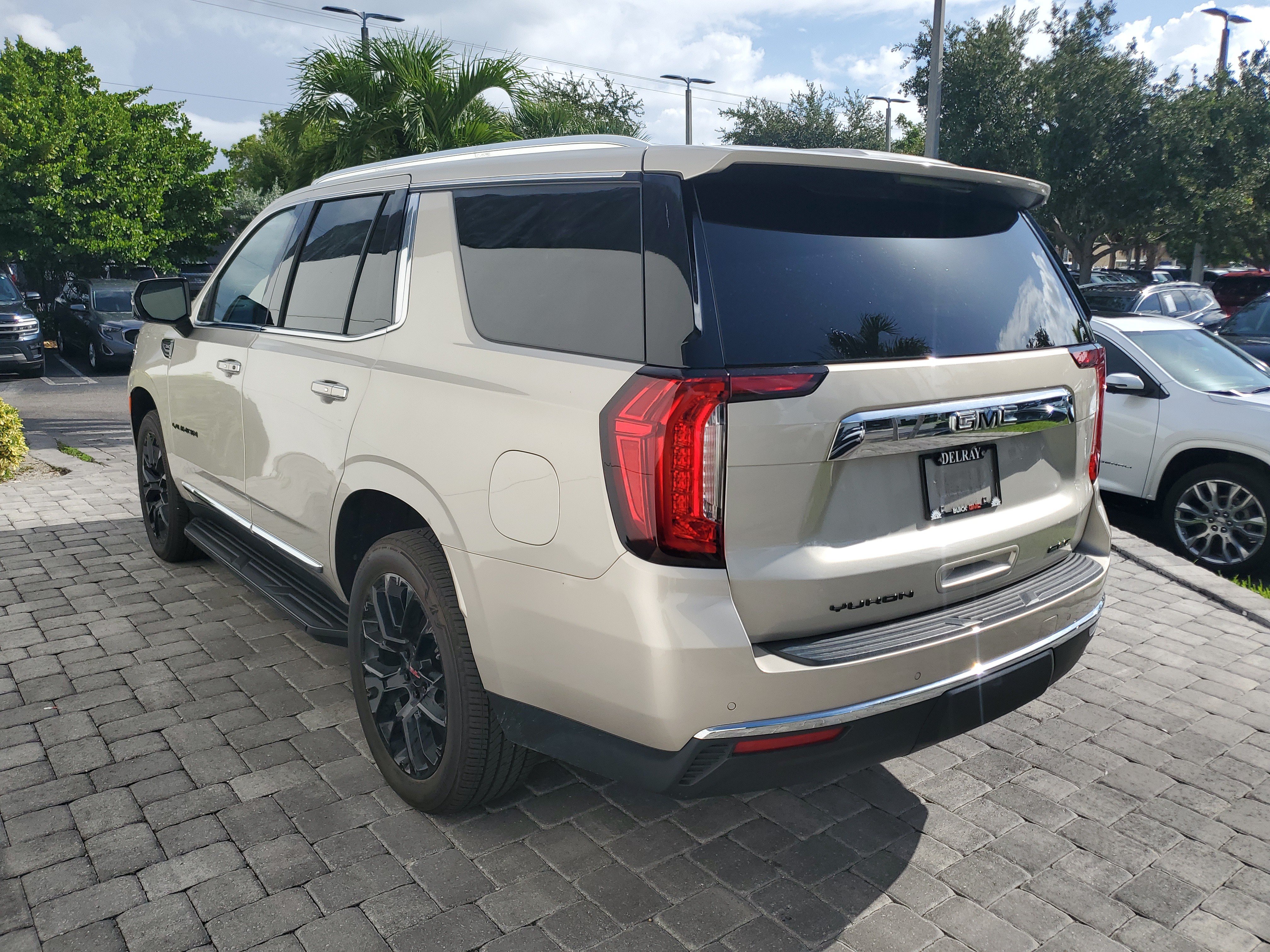 Used 2024 GMC Yukon SLT w/ SLT Luxury Package RWD image 4