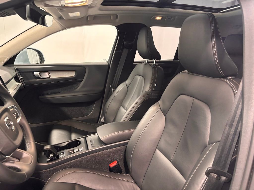 Certified 2025 Volvo XC40 B5 Core image 12