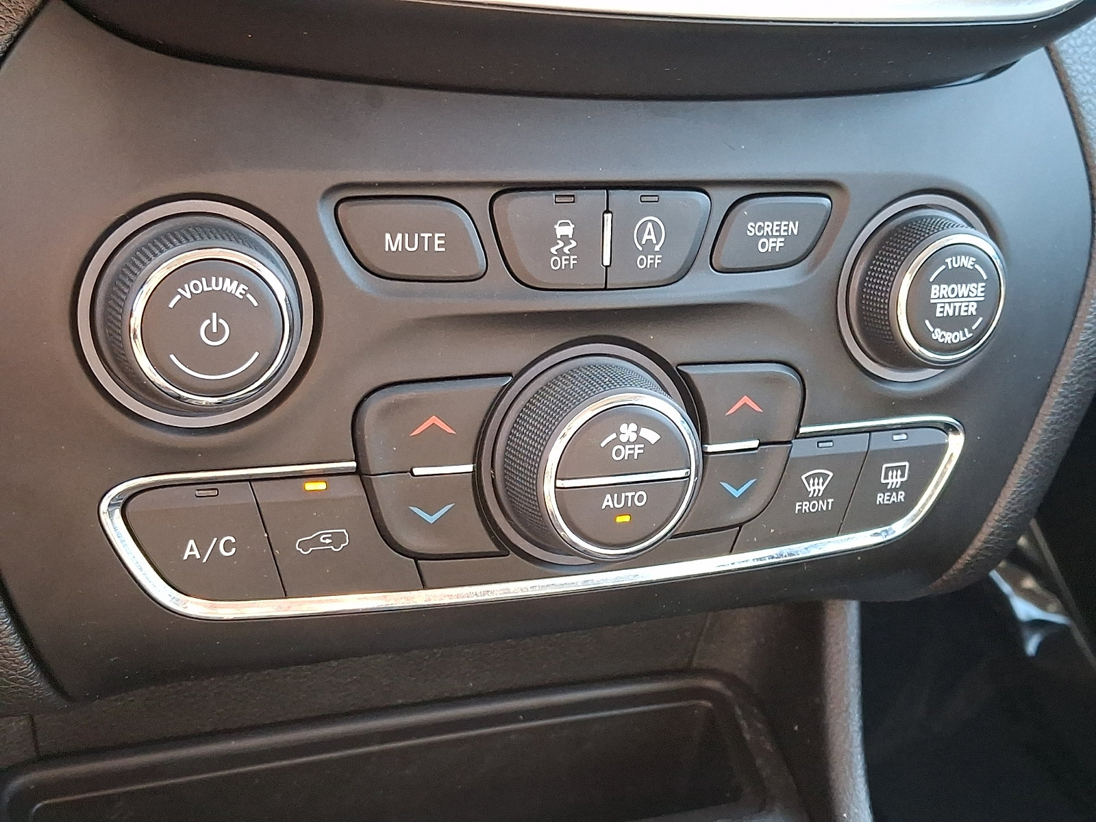 Used 2021 Jeep Cherokee Latitude Lux w/ Comfort/Convenience Group AWD/4WD image 15