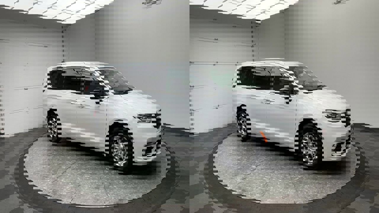 Used 2024 Chrysler Pacifica Touring-L image 39