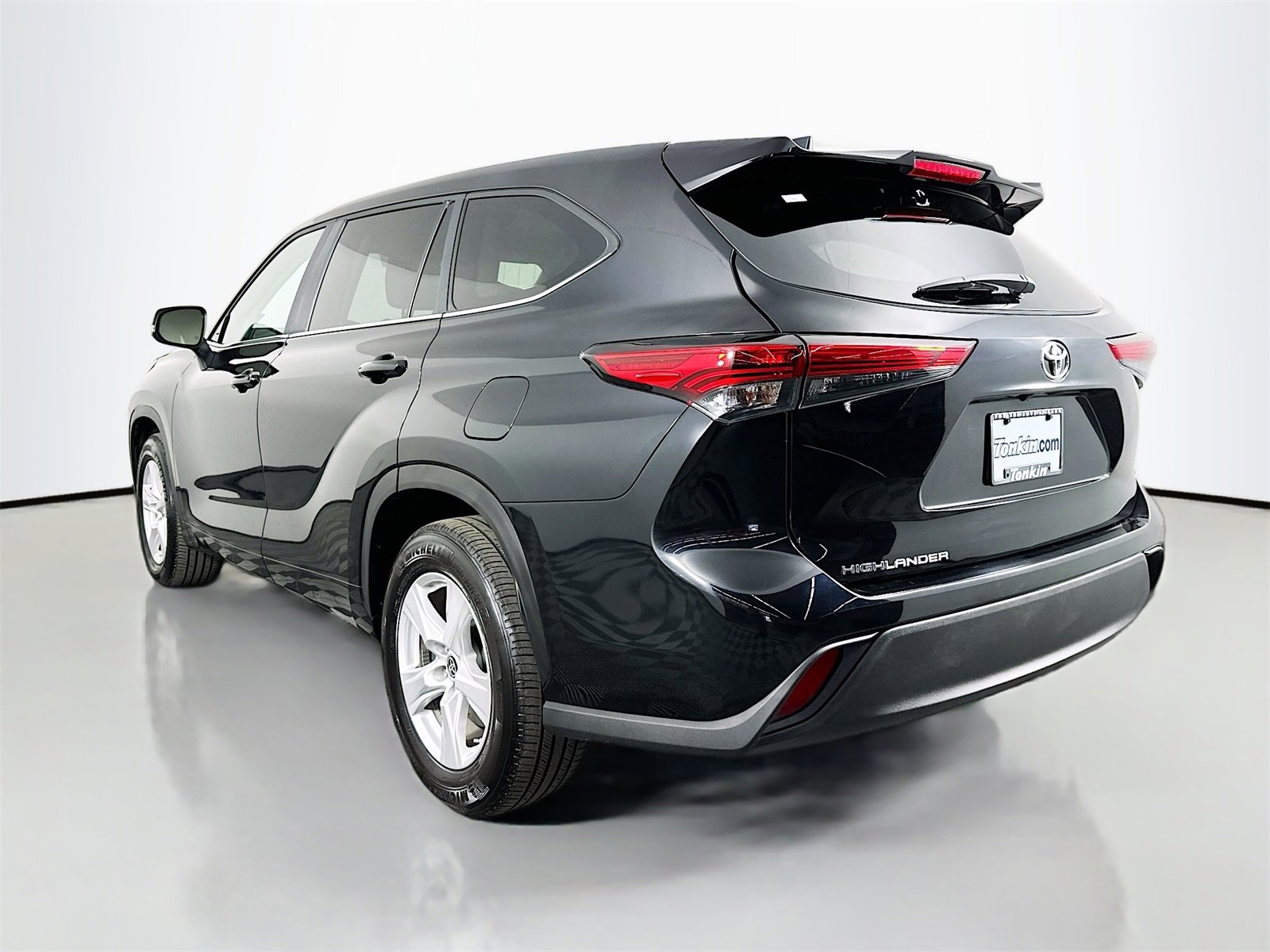 Certified 2023 Toyota Highlander L image 5