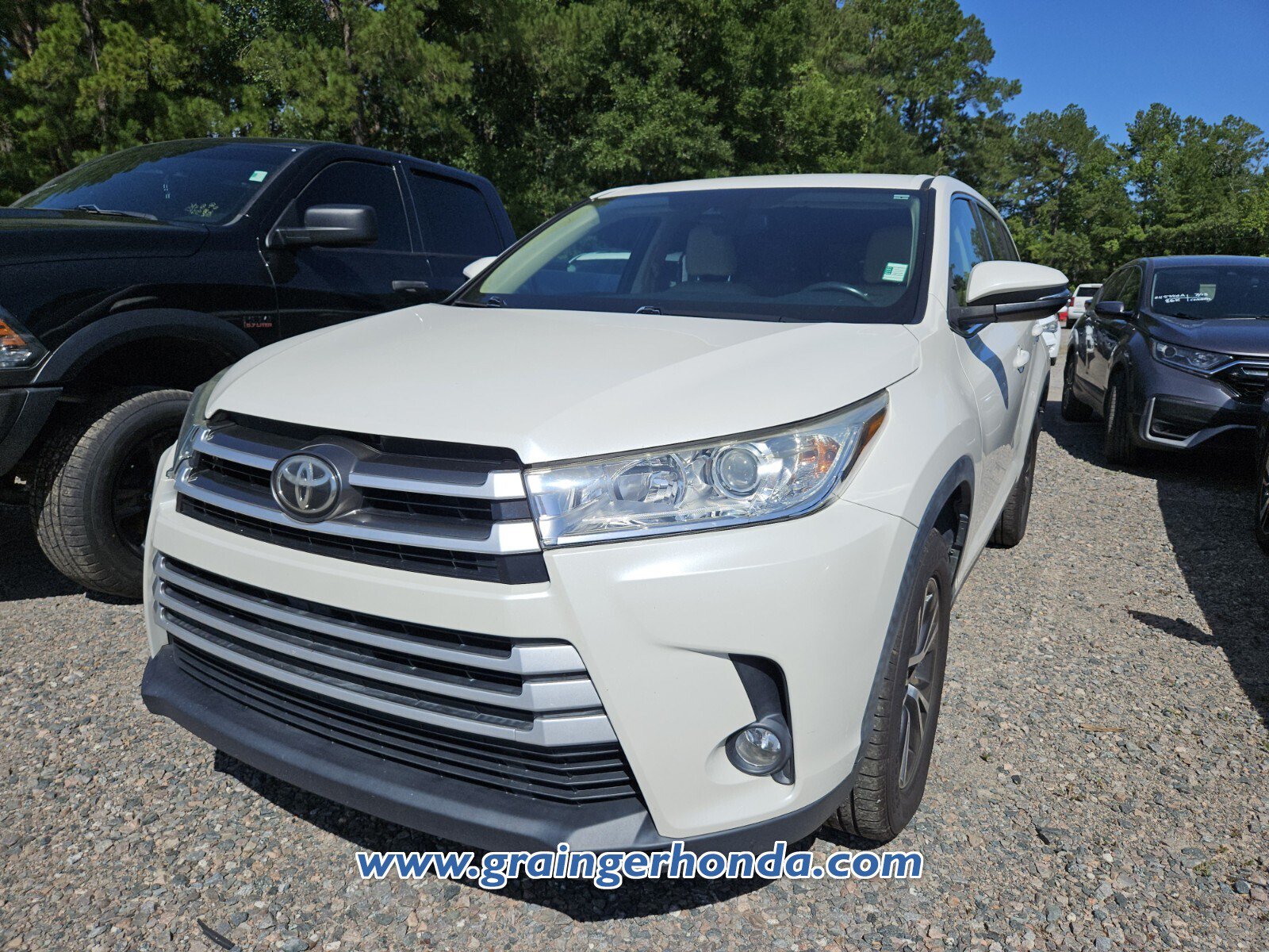 Used 2019 Toyota Highlander Plus FWD image 2