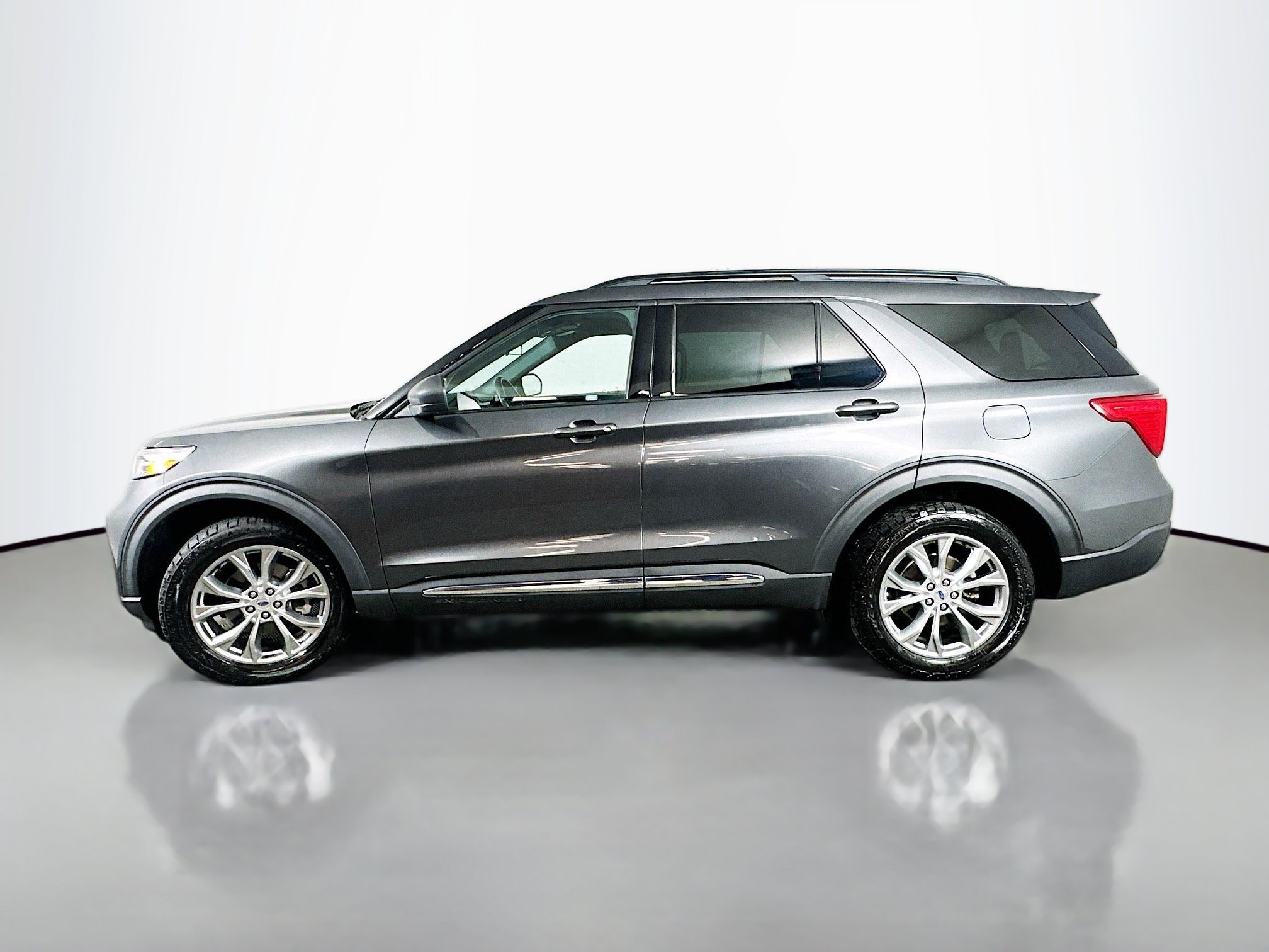 Used 2020 Ford Explorer XLT w/ Equipment Group 202A AWD/4WD image 4