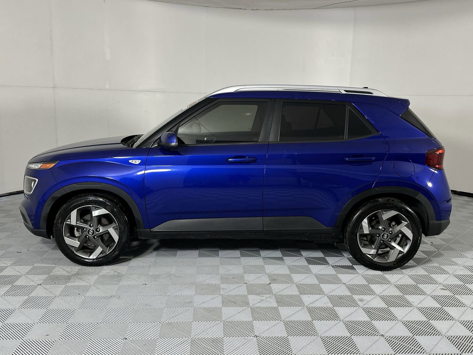 Used 2022 Hyundai Venue SEL FWD image 5