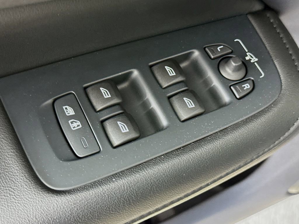 Used 2025 Volvo S60 B5 Plus AWD/4WD image 18