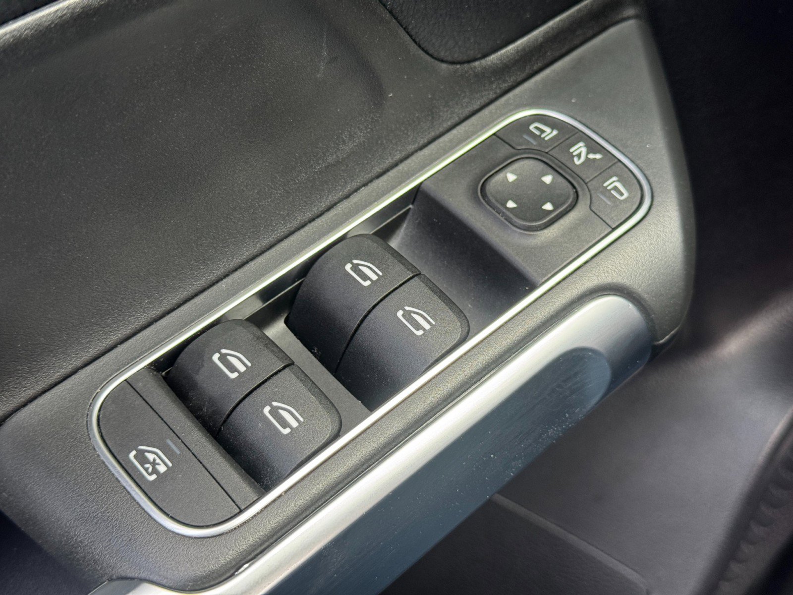 Used 2021 Mercedes-Benz GLB 250 4MATIC w/ Premium Package image 16