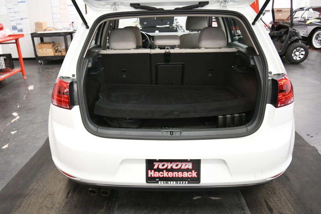 Used 2017 Volkswagen Golf S image 22