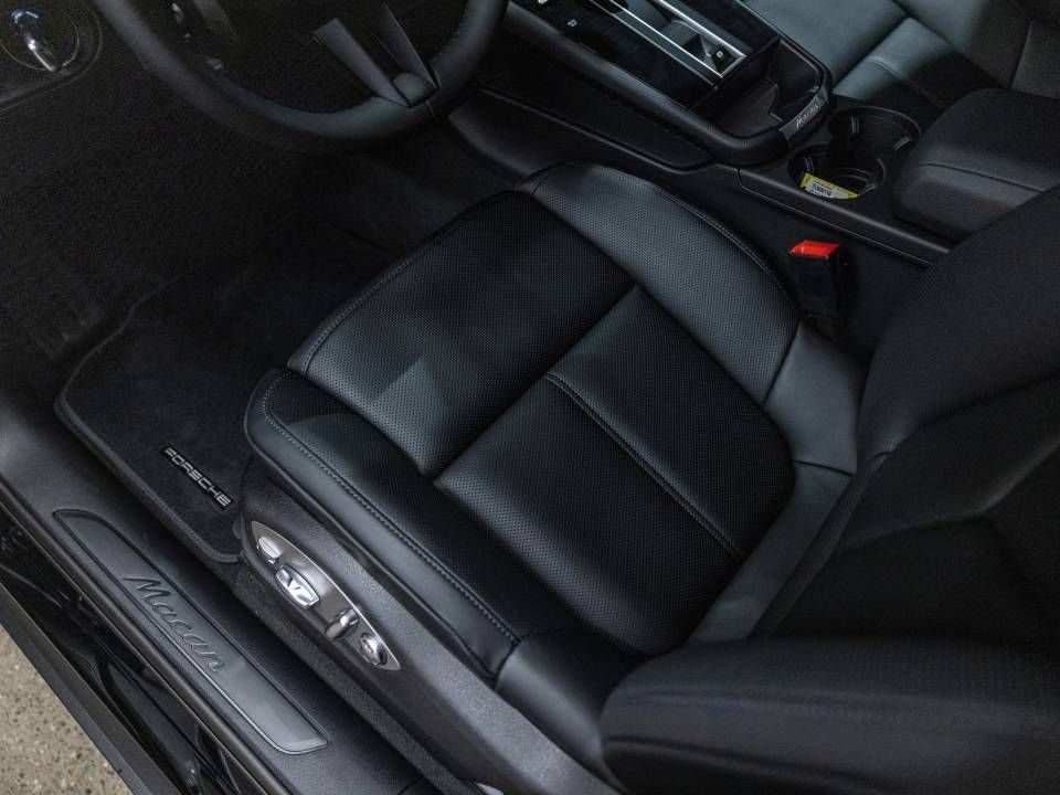 Certified 2026 Porsche Macan AWD/4WD image 18