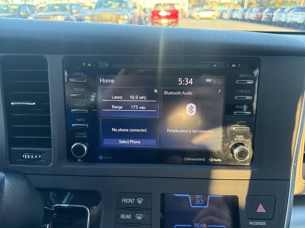 Used 2018 Toyota Sienna LE w/ Carpet Mat Package image 21