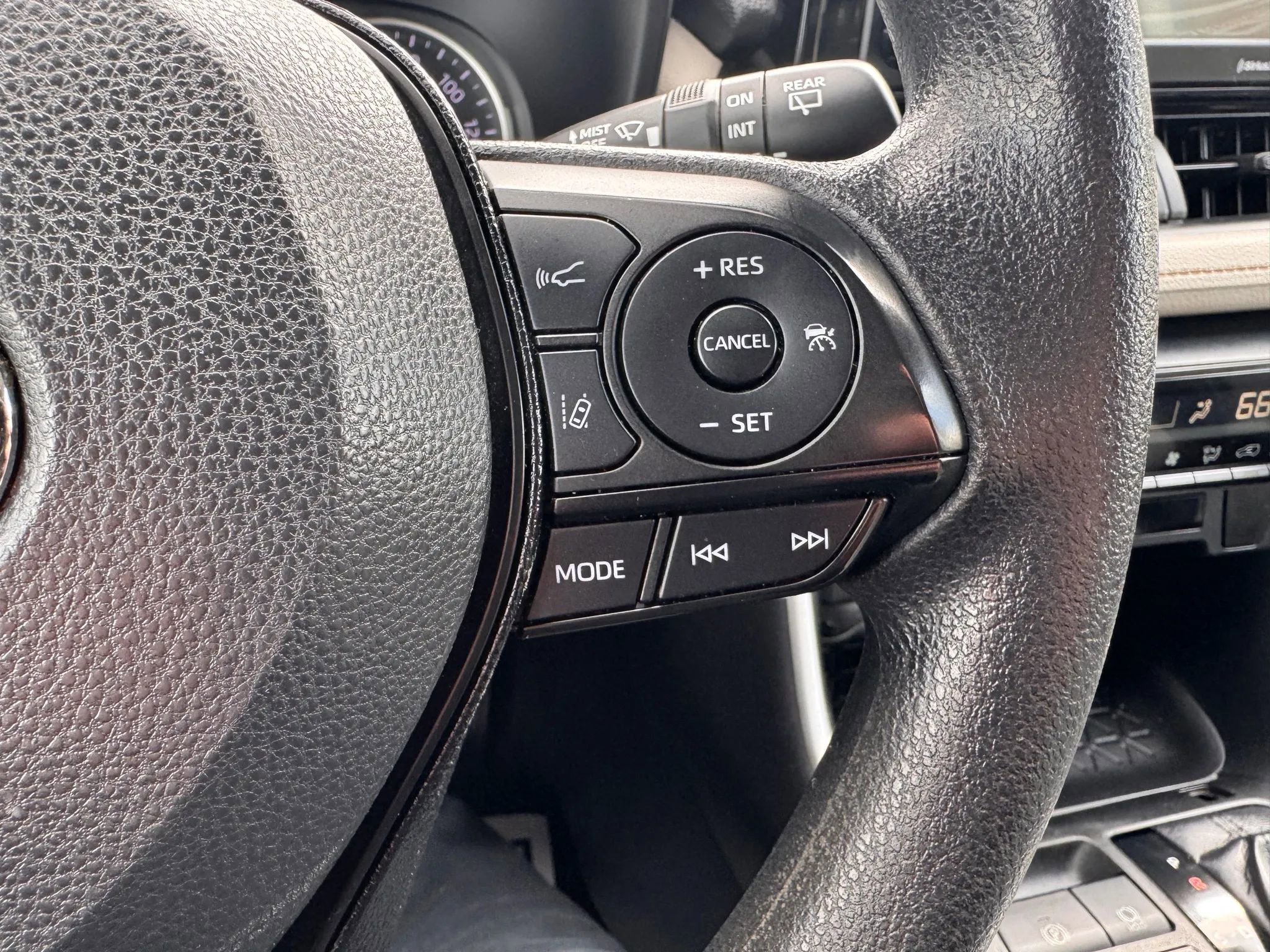 Used 2021 Toyota RAV4 XLE w/ Carpet Mat Package (TMS) image 34