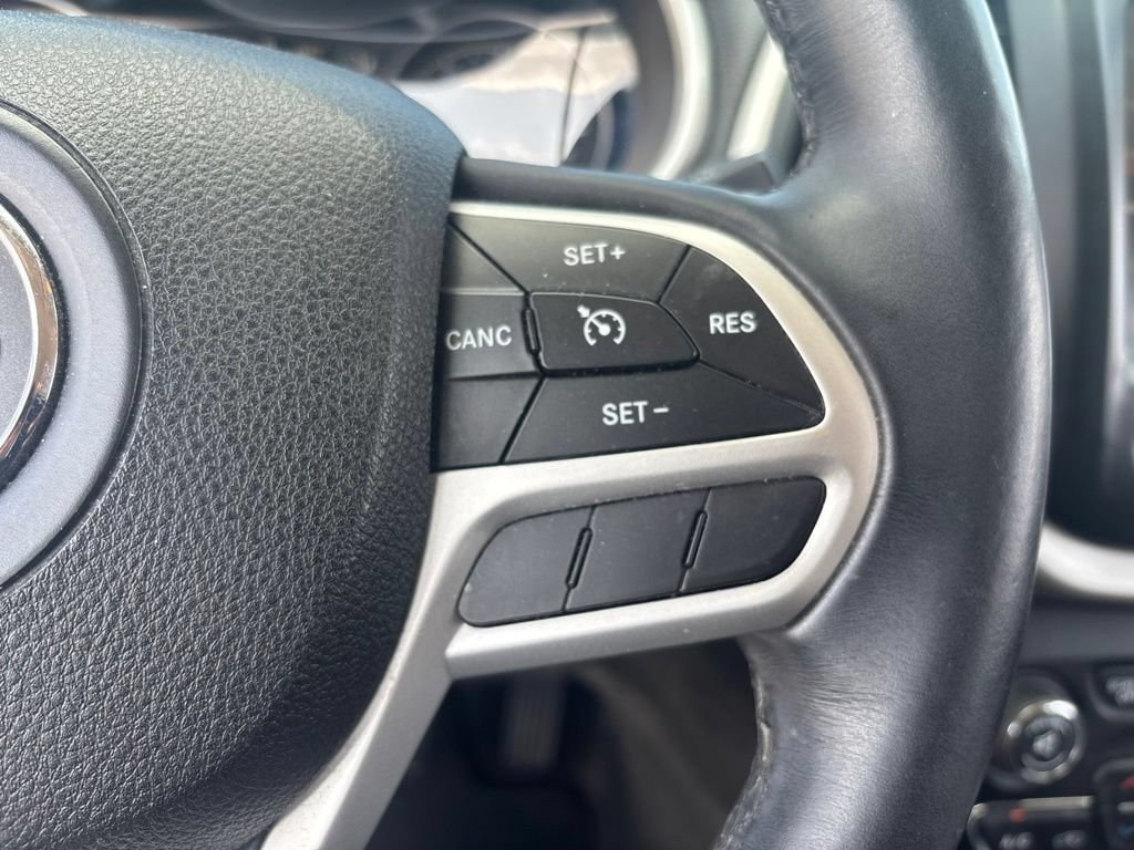 Used 2017 Jeep Cherokee Latitude w/ Comfort/Convenience Group FWD image 14