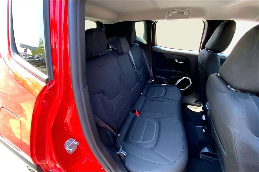 Used 2019 Jeep Renegade Latitude w/ Popular Equipment Group image 17