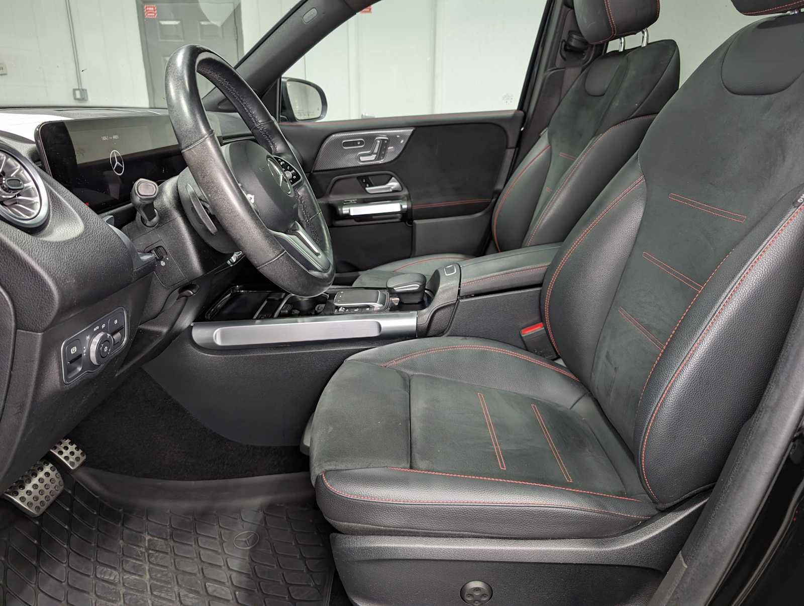 Used 2023 Mercedes-Benz GLB 250 4MATIC image 4