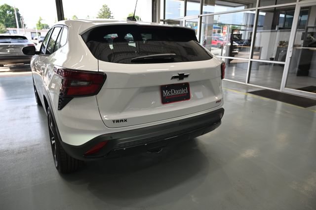 New 2026 Chevrolet Trax RS w/ Sunroof Package FWD image 6