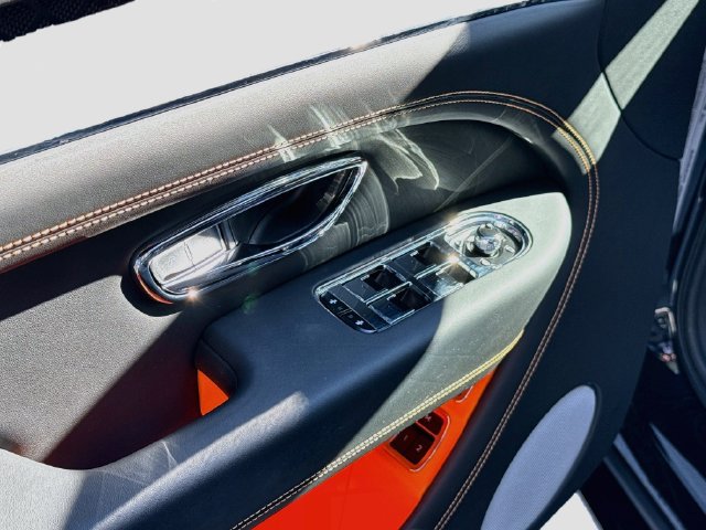 Used 2025 Bentley Bentayga AWD/4WD image 18