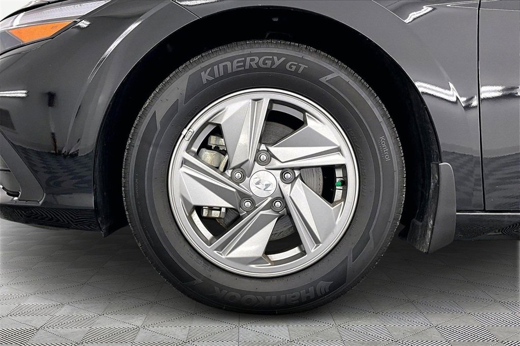 Used 2025 Hyundai Elantra SE image 9