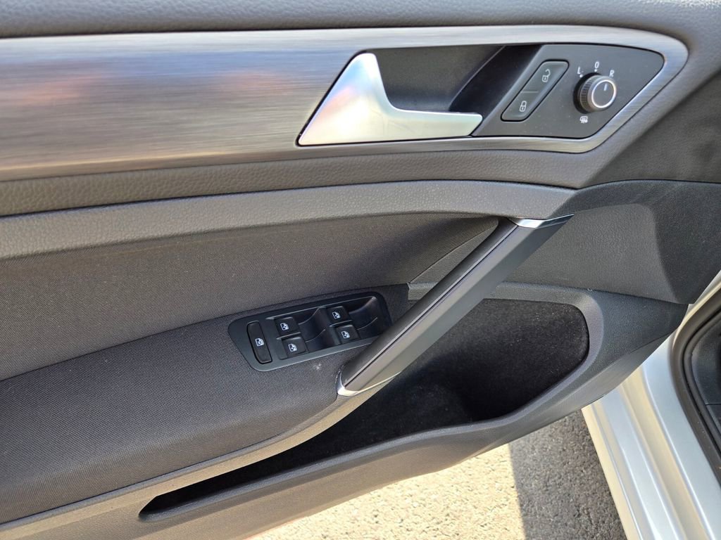 Used 2019 Volkswagen e-Golf SE w/ Driver Assistance Package image 22