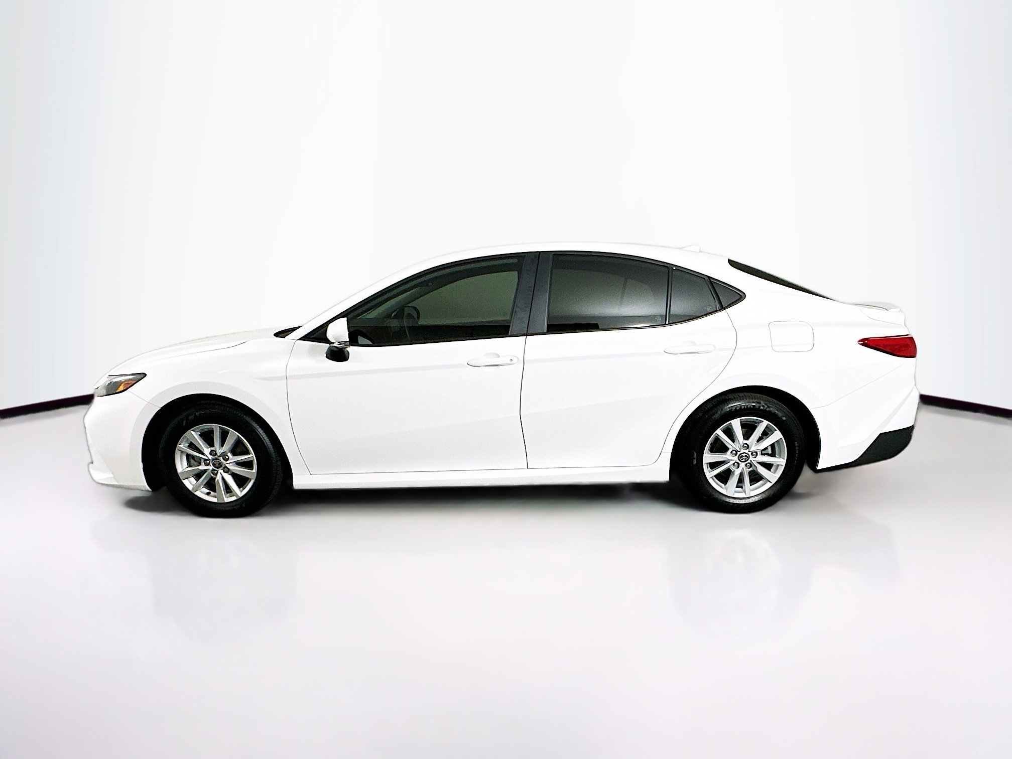 Used 2025 Toyota Camry LE image 4