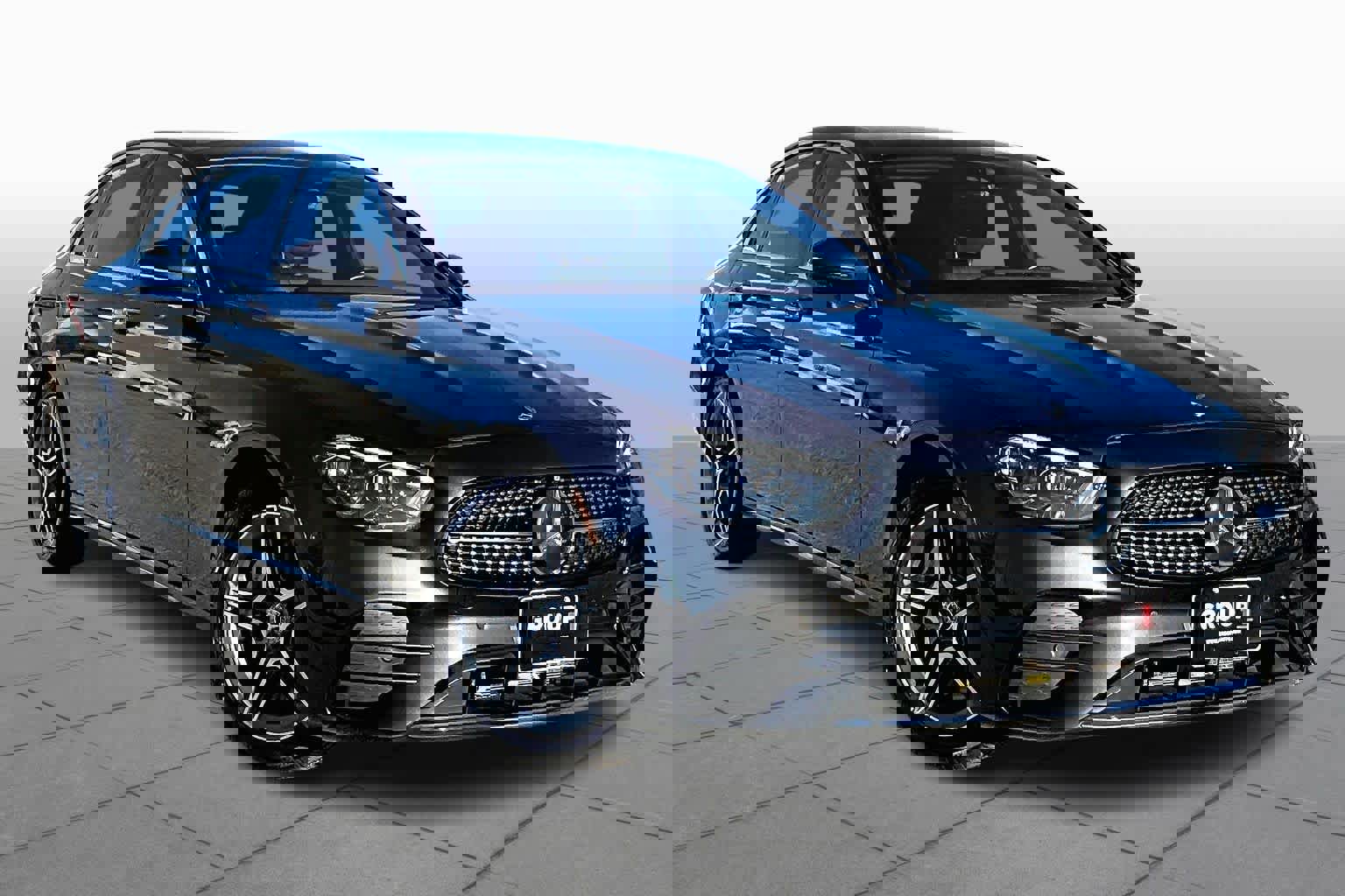 Used 2022 Mercedes-Benz E 350 4MATIC Sedan image 2